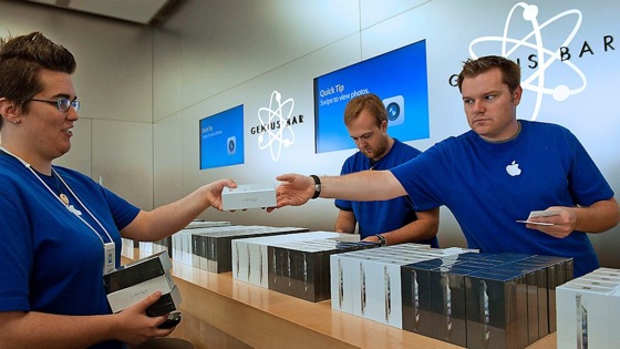 Apple Store Employes iPhone 5