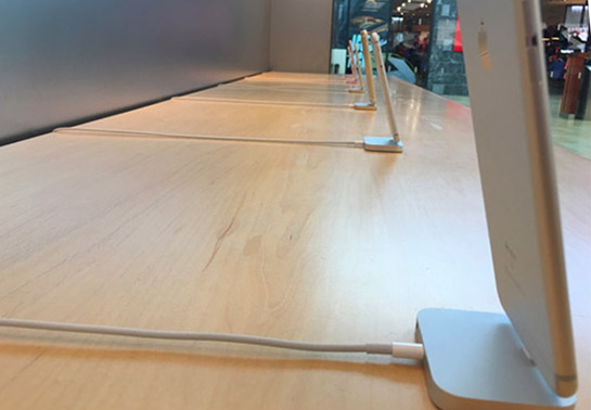 apple-store-iphone-cable