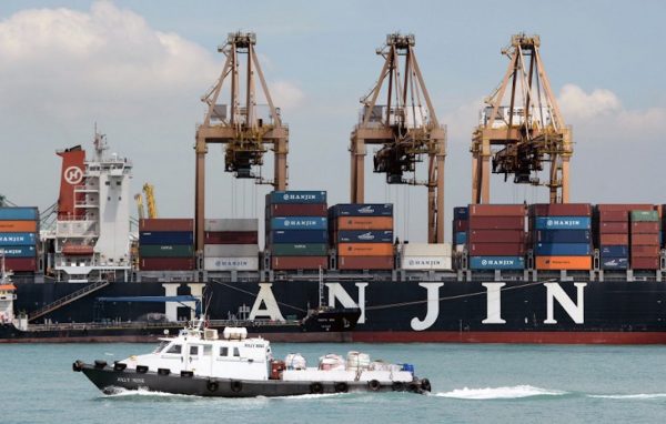 (FILES) This file photograph taken on April 12, 2013 shows one of South Korean Hanjin shipping vessel (R) entering the port in Singapore. South Korea's troubled Hanjin Shipping said September 2, 2016 about one third of its cargo fleet is currently unable to operate normally, as a local court started its court receivership. / AFP PHOTO / ROSLAN RAHMAN