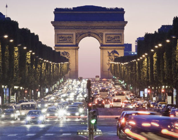 champs-elysees-nuit-550×278-thinkstock