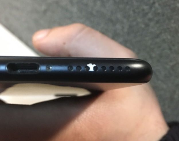iPhone 7 Noir Perd Revetement Ecailles 1