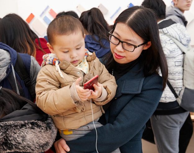 Apple Store Nakin Chine iPhone 7 Rouge Client Enfant