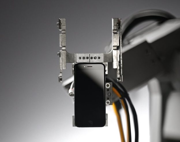 Apple Liam Robot Demonte iPhone