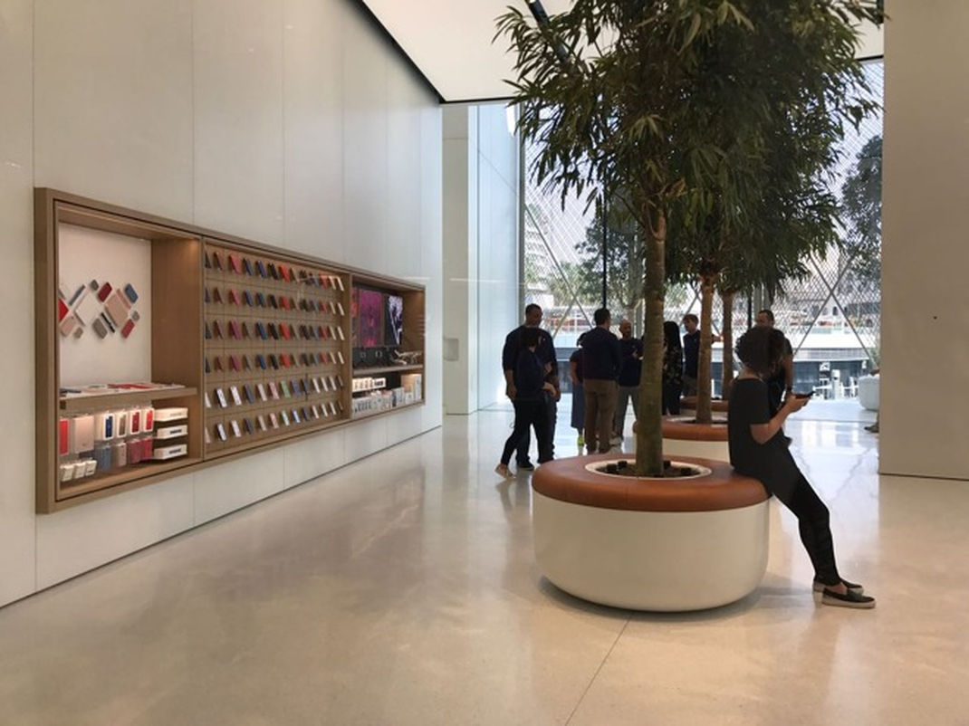 L'Apple Store de Dubai dévoile sa belle (et immense) façade en verre