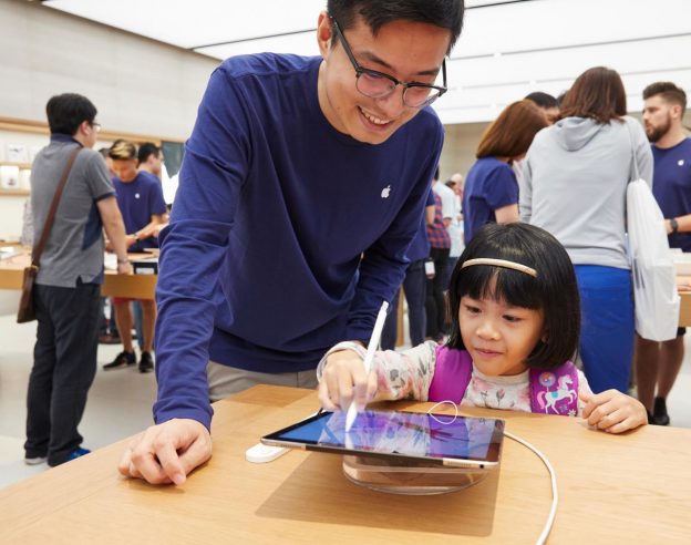 Apple Store Singapour Employe Enfant iPad