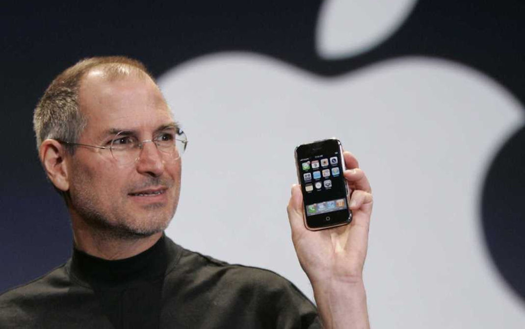 Steve-Jobs-iPhone