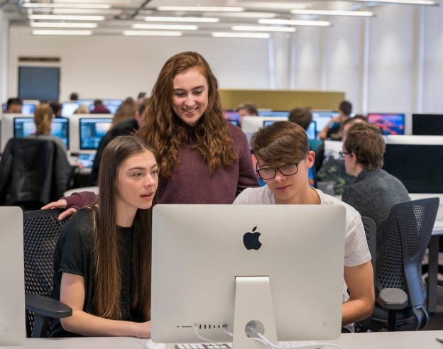 Etudiants Apprennent Coder iMac Universite