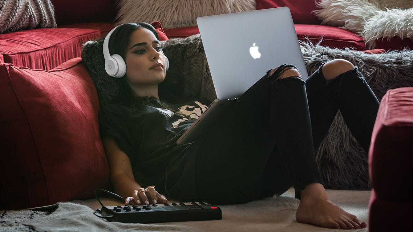 Femme MacBook Pro Beats Solo3