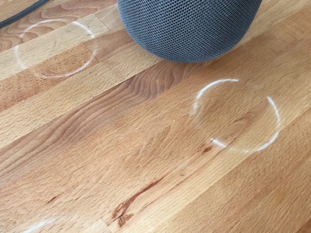 HomePod Marques Blanches Surface Bois 2