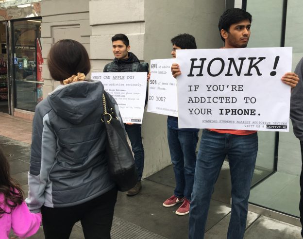 Etudiant Proteste Apple Store Addiction iPhone
