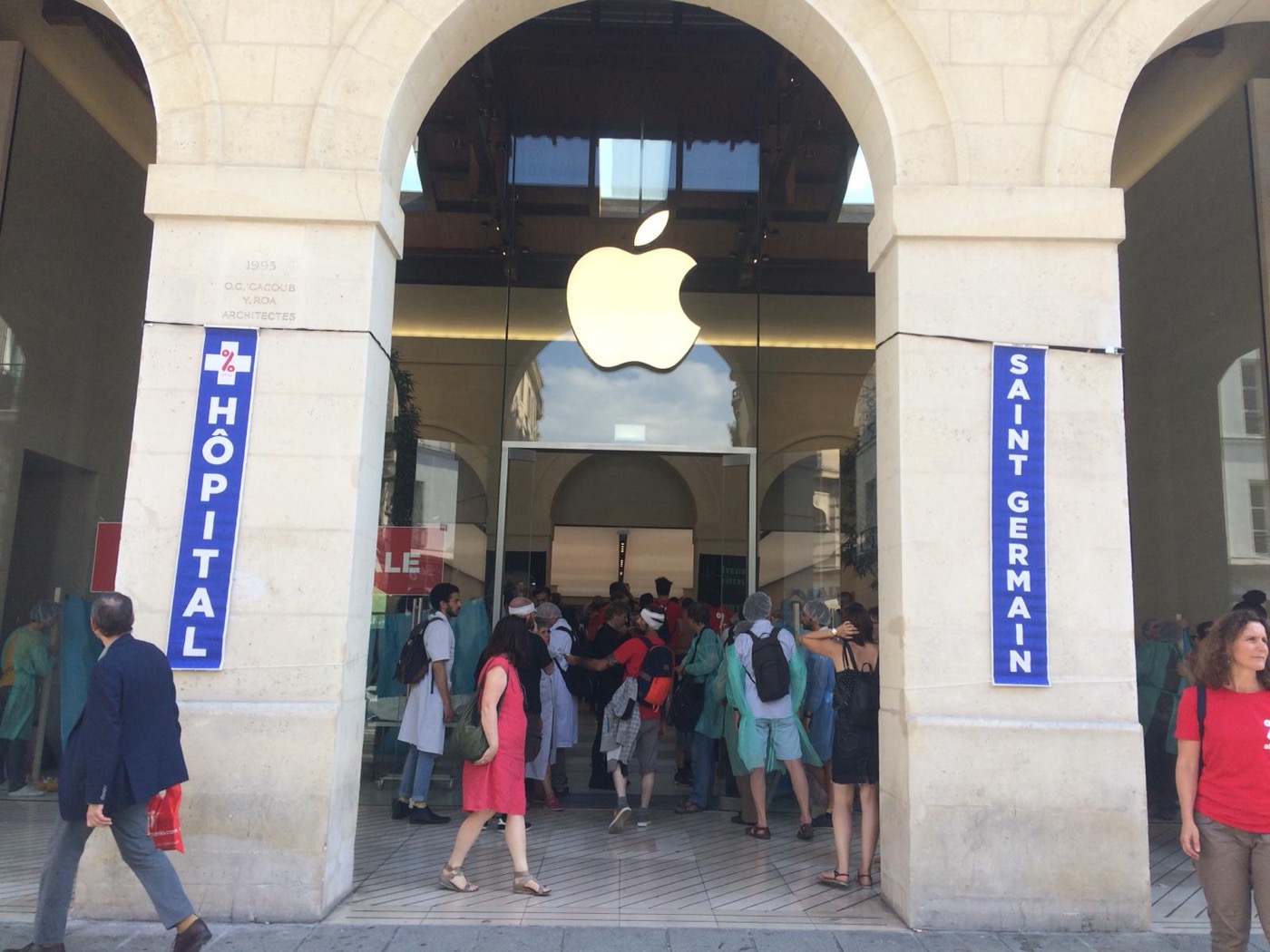 Attac envahit l'Apple Store de SaintGermain en installant un hôpital
