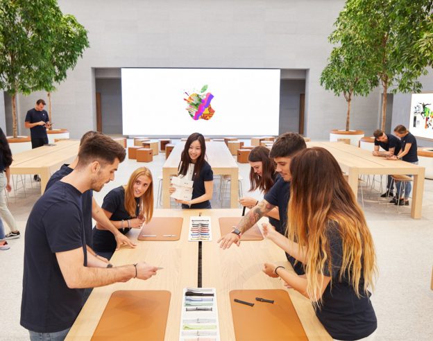 Apple Store Piazza Liberty Milan Employes Tables