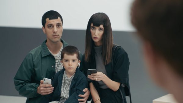 Pub Samsung Famille Encoche Coupe Cheveux iPhone X