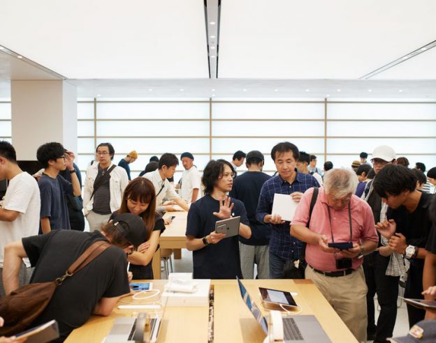 Apple-Store-opening-Kyoto-Shijo-Apple-employee-08252018