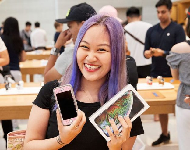 iPhone-Xs-Apple-Watch-Series-4-Availability_OrchardRd-Singapore-iPhoneXS-customer_09202018
