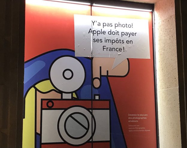 Attac Apple Store Champs Elysees Affiche