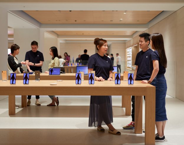 Apple Store Marunouchi Employes iPhone XS