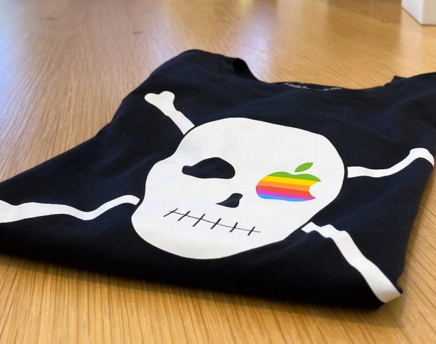 T-shirt Apple Drapeau Pirate