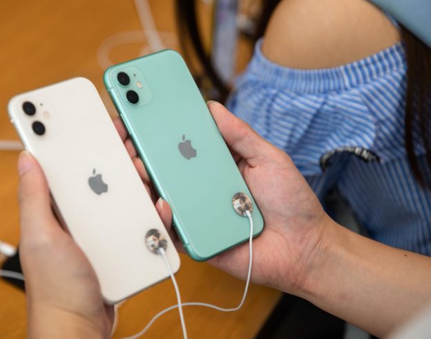 iPhone 11 Arriere Blanc et Vert Prise en Main