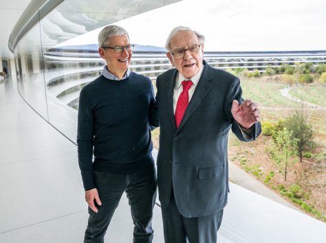 Image article Tim Cook rend hommage à Warren Buffett, l’un des principaux actionnaires d’Apple