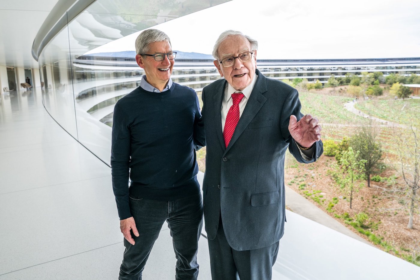Tim Cook rend hommage à Warren Buffett, l’un des principaux actionnaires d’Apple