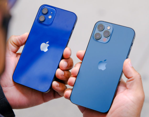 Arriere iPhone 12 Bleu et iPhone 12 Pro Bleu