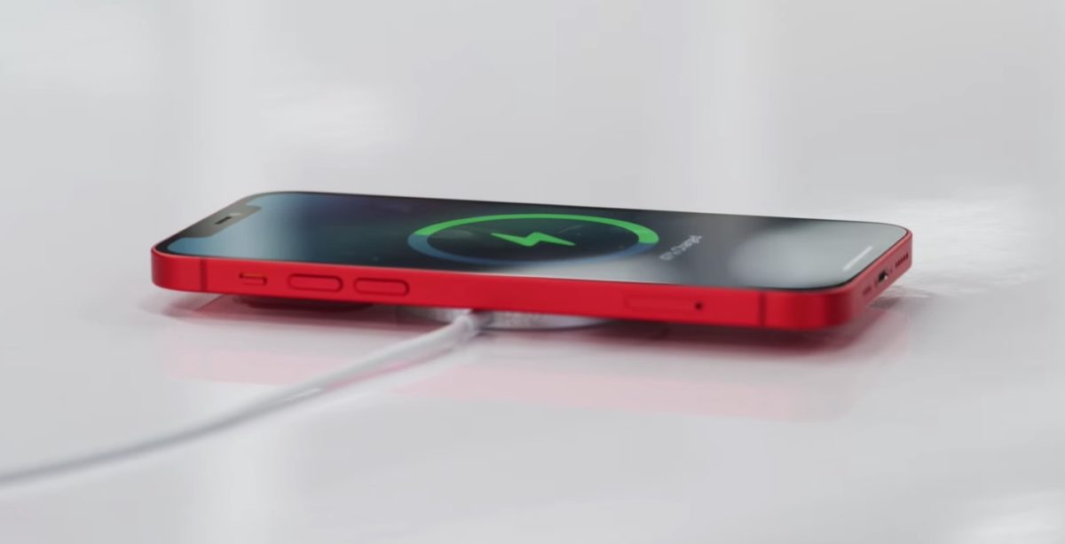 iPhone 12 Rouge sur Chargeur sans fil MagSafe