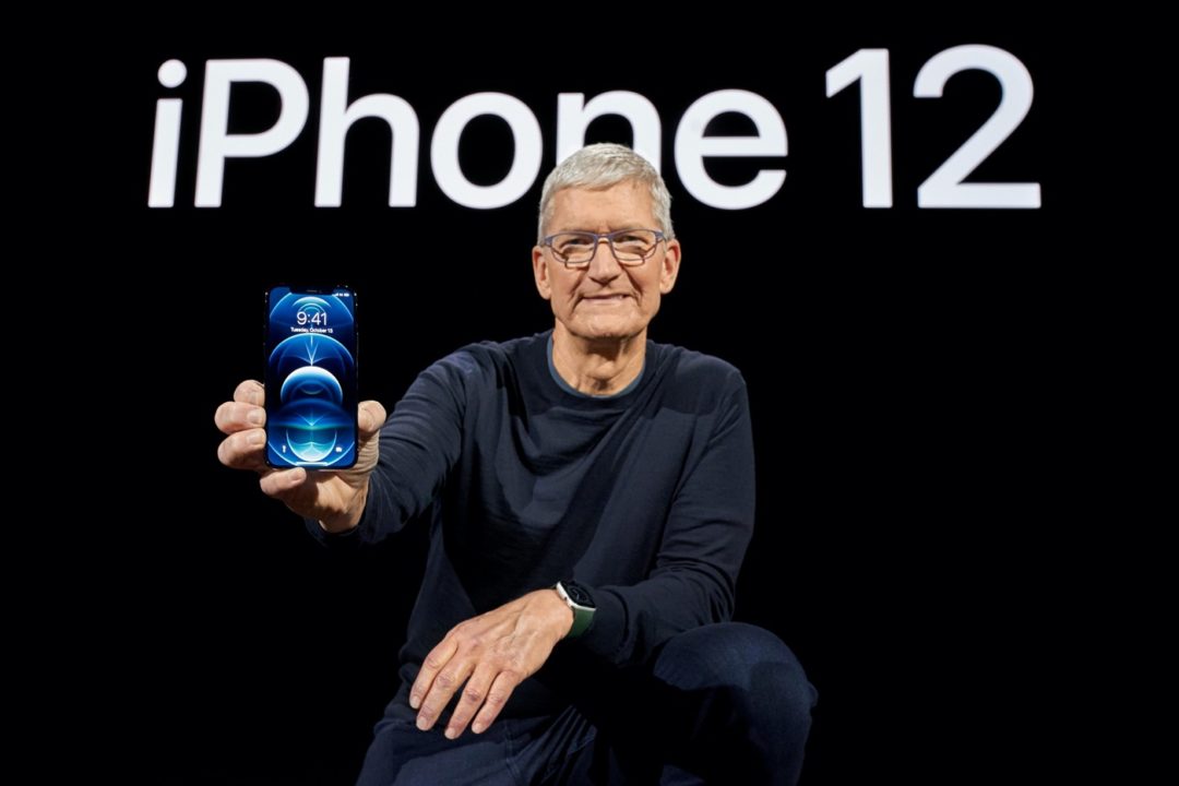 Tim Cook tient un iPhone 12 5G avec ondes millimétriques