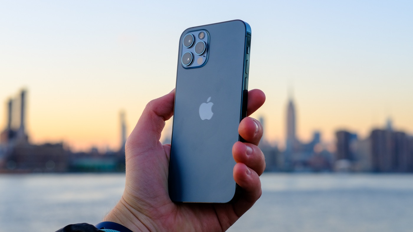 iPhone 12 Pro Bleu Arriere Prise en Main Appareils Photo
