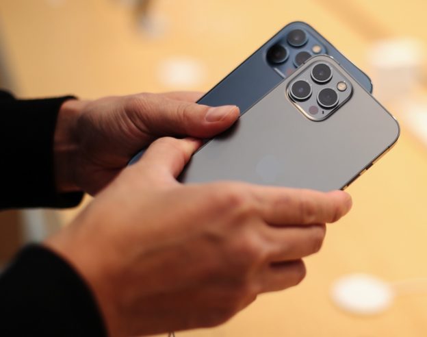 iPhone 12 Pro Max Bleu et Graphite Prise en Main Arriere Appareils Photo