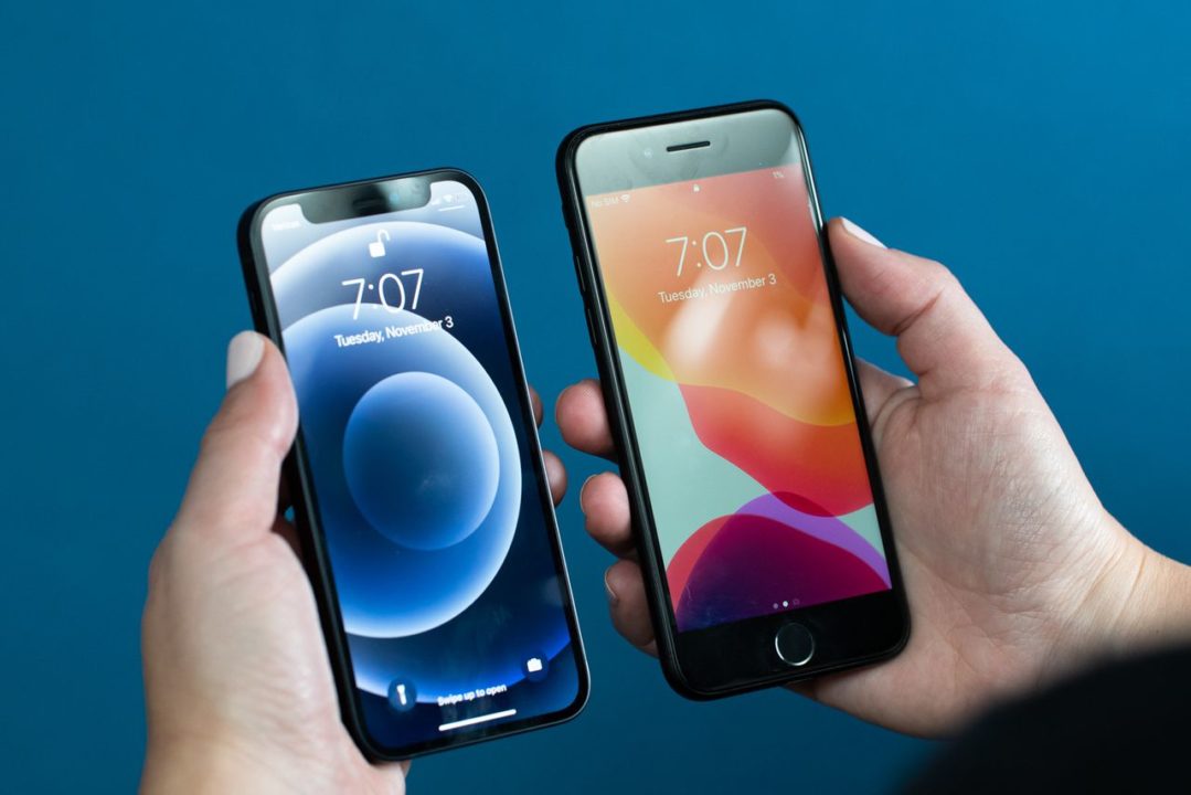 iPhone 12 mini vs iPhone SE 2020