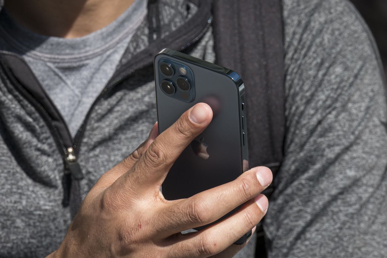 iPhone 12 Pro Max Arriere Prise en Main