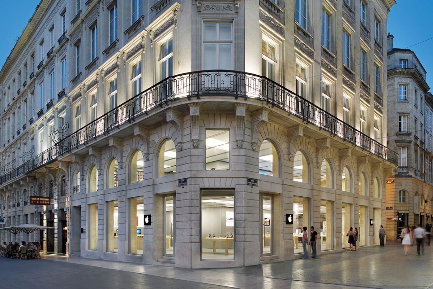 The Apple Store in Bordeaux will undergo a redesign of its interior