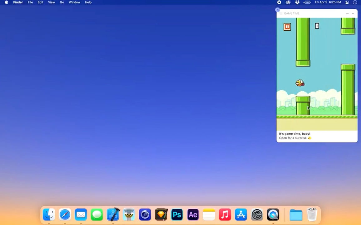 Le développeur Neil Sardesai a réussi à proposer le jeu Flappy Bird sur Mac par le biais d’une notification. Il a utilisé le framework UserNotificationsUI qui a fait ses débuts avec macOS Big Sur.  « Saviez-vous que vous pouviez mettre un jeu complet au sein d’une notification push ? », a demandé le développeur, tout en proposant une vidéo qui montre le jeu Flappy Bird sur Mac. Comme on peut le voir, il suffit de cliquer avec la souris pour que l’oiseau remonte et éviter les tuyaux sur son passage.  Dans un autre tweet, il explique qu’Apple a ajouté le framework UserNotificationsUI dans macOS Big Sur, sans pour autant proposer un template de Xcode pour ce qui est des extensions du contenu des notifications. Il a donc dû en créer un pour iOS puis faire les changements pour s’adapter à macOS et ainsi proposer un jeu.  Pour rappel, Flappy Bird était un jeu disponible sur iPhone il y a quelques années. Il était très populaire, au point que son créateur gagnait 50 000 dollars... par jour. Le titre a disparu de l’App Store en 2014, après le retrait par son créateur. Il expliquait ne pas avoir pu gérer toute la médiatisation de son jeu. « Je n’en peux plus », avait-il tweeté. Depuis, plein de clones ont vu le jour sur l’App Store.