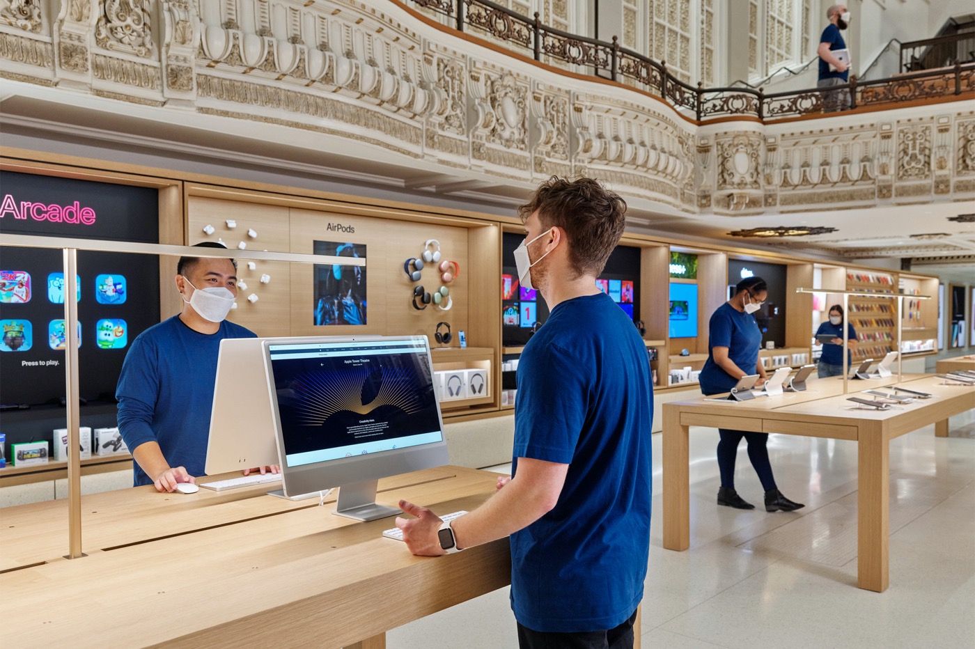 Apple Store Tower Theatre Interieur iMac M1 Employes