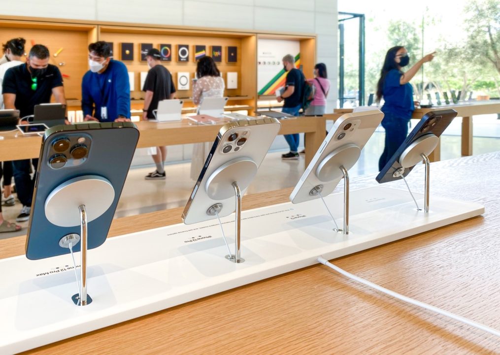 Apple Store Presentoirs MagSafe iPhone 12 2