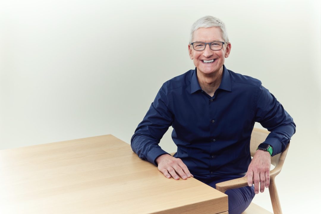 Tim Cook Sourire Assis Table