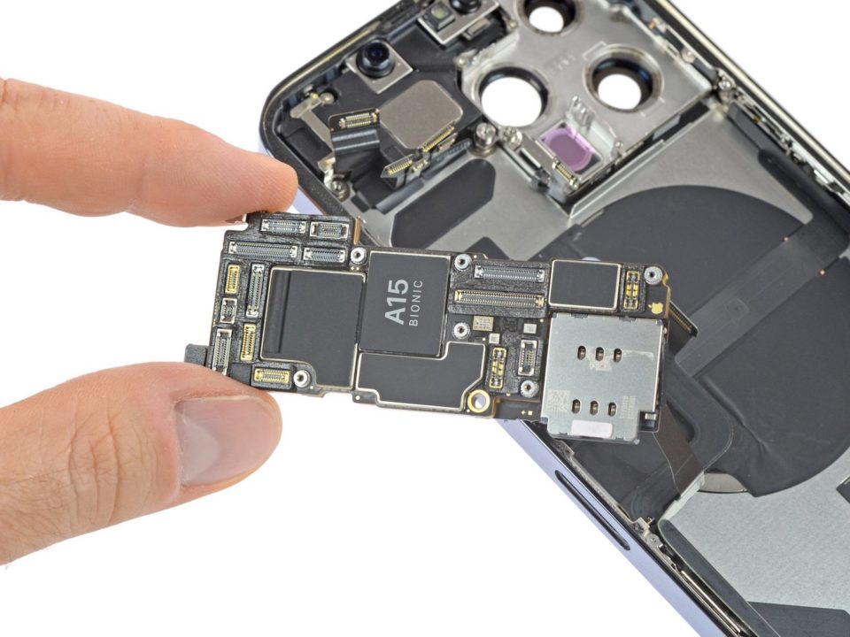 Demontage iPhone 13 Carte Mere Puce A15
