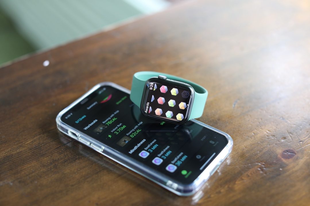 Apple Watch Series 7 et iPhone