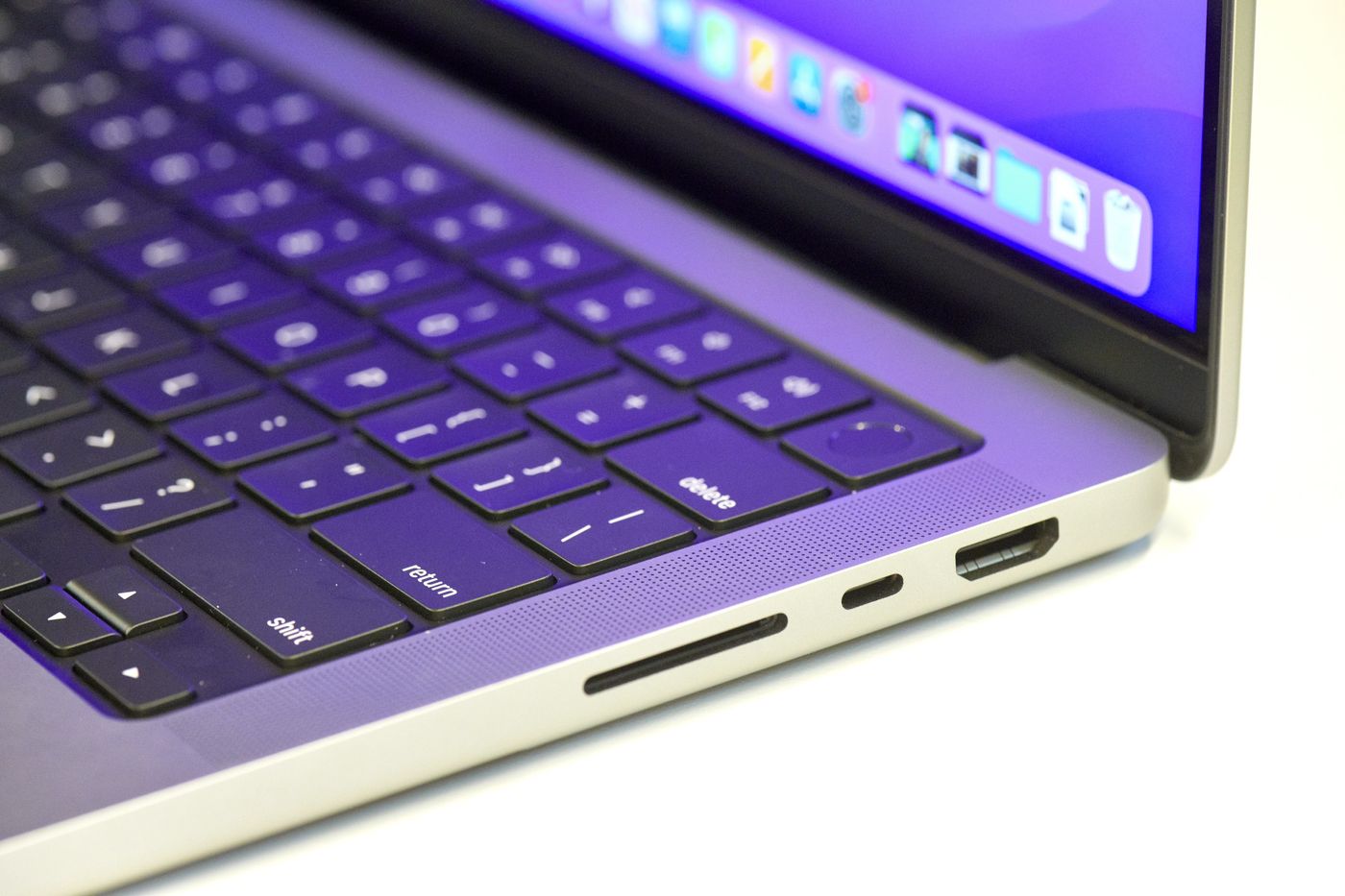 Apple remettrai le lecteur de carte SD sur les modèles 2021 des MacBook  Pros