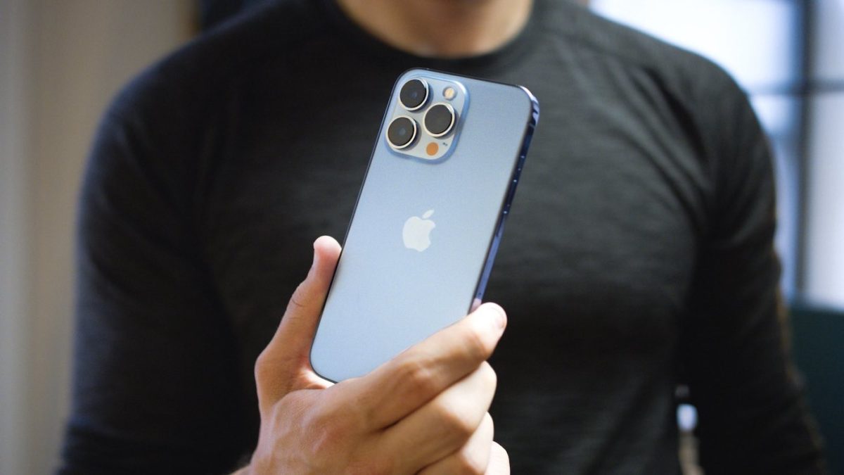 iPhone 13 Pro Bleu Arriere Prise en Main
