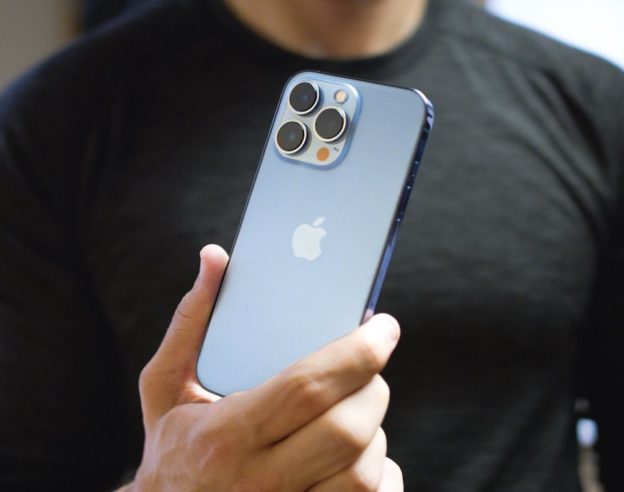 iPhone 13 Pro Bleu Arriere Prise en Main