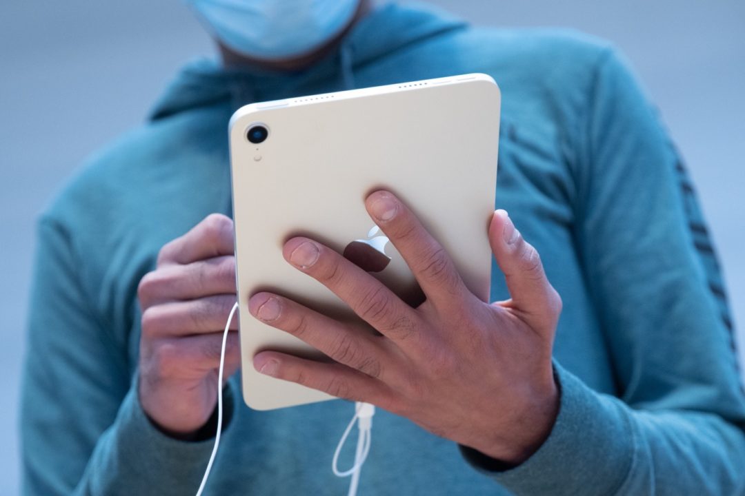 iPad mini 6 Arriere Prise en Main