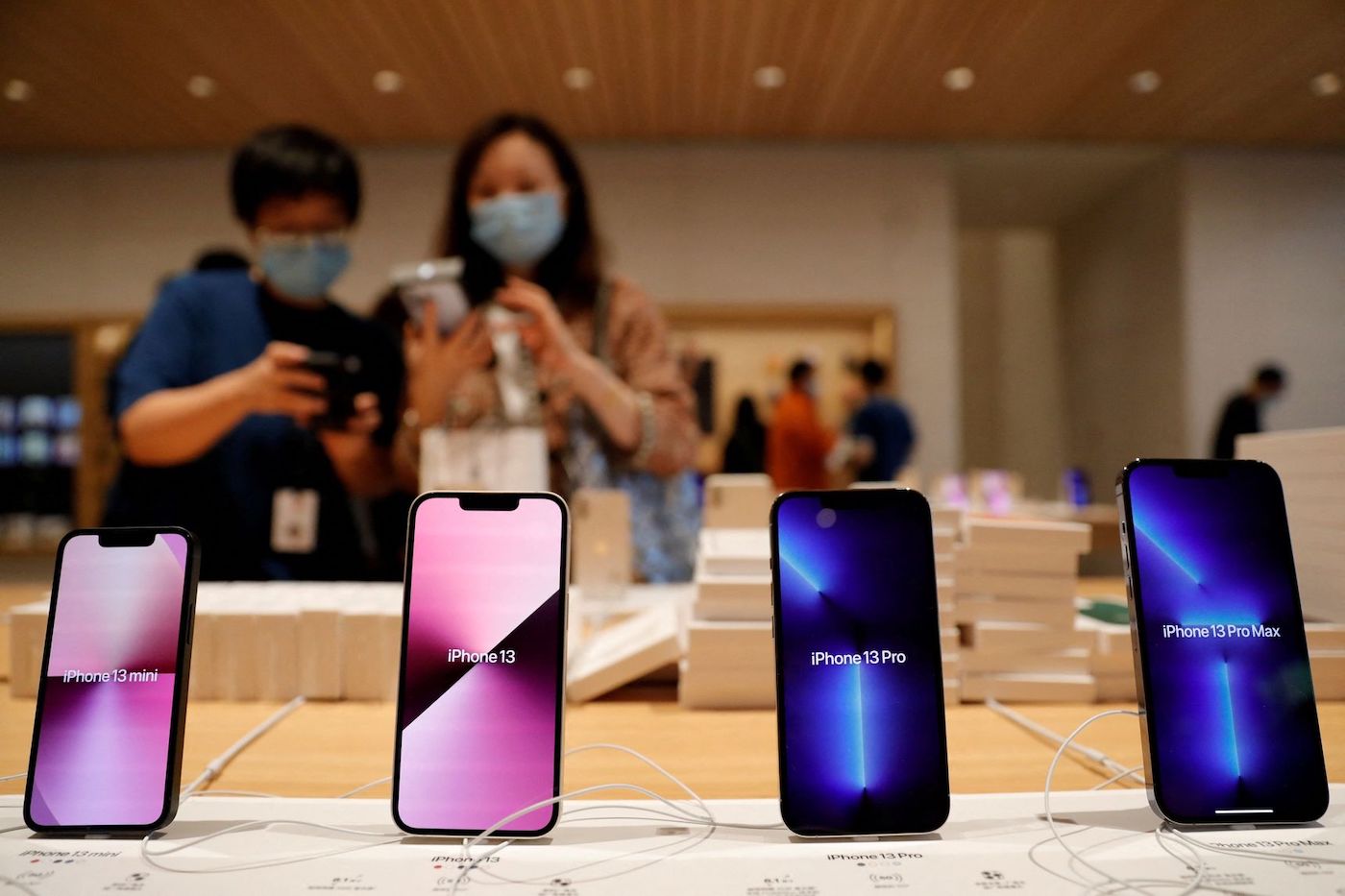 iPhone 13 vs mini vs Pro vs Pro Max Apple Store