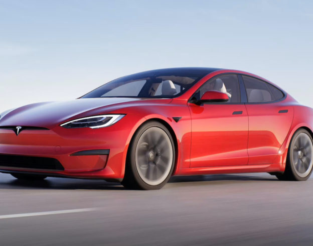 image de l'article Les voitures Tesla vont ajouter Apple Podcasts (mais pas CarPlay)