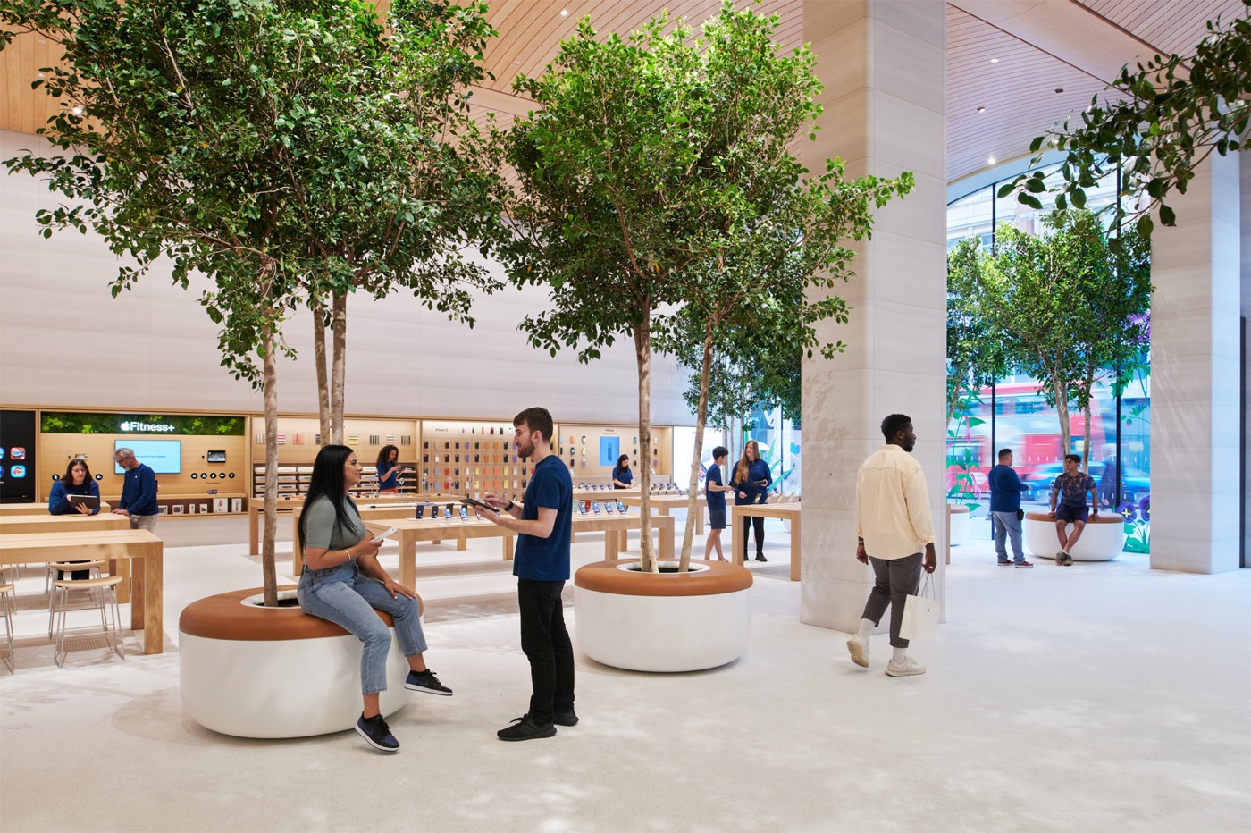 Apple Store Brompton Road Londres Interieur Arbre