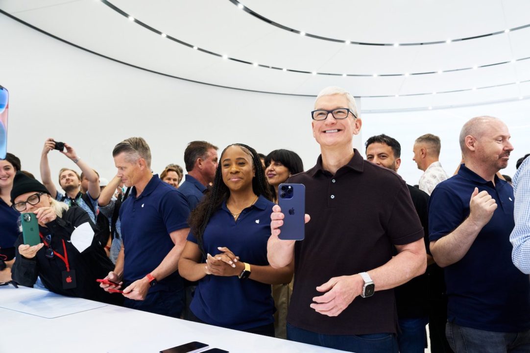 Tim Cook Sourire iPhone 14 Pro