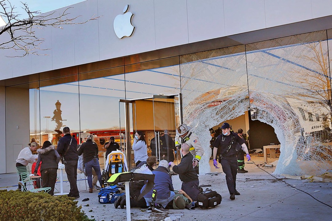 Apple Store Derby Street Crash Voiture Impact 2