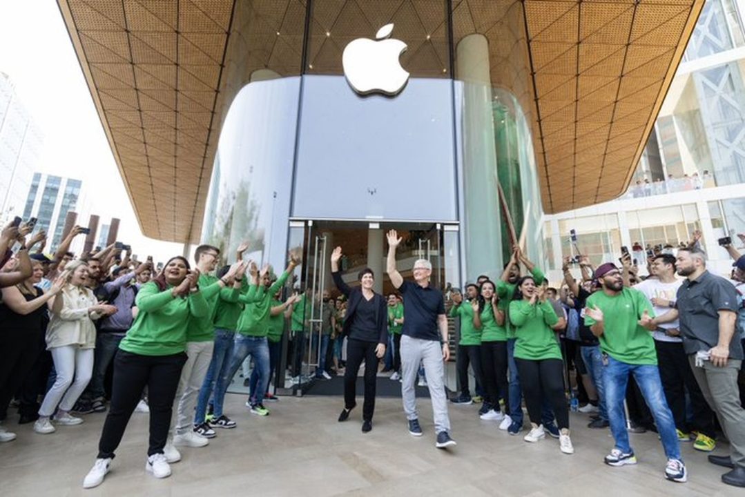 Apple Store Mumbai Tim Cook