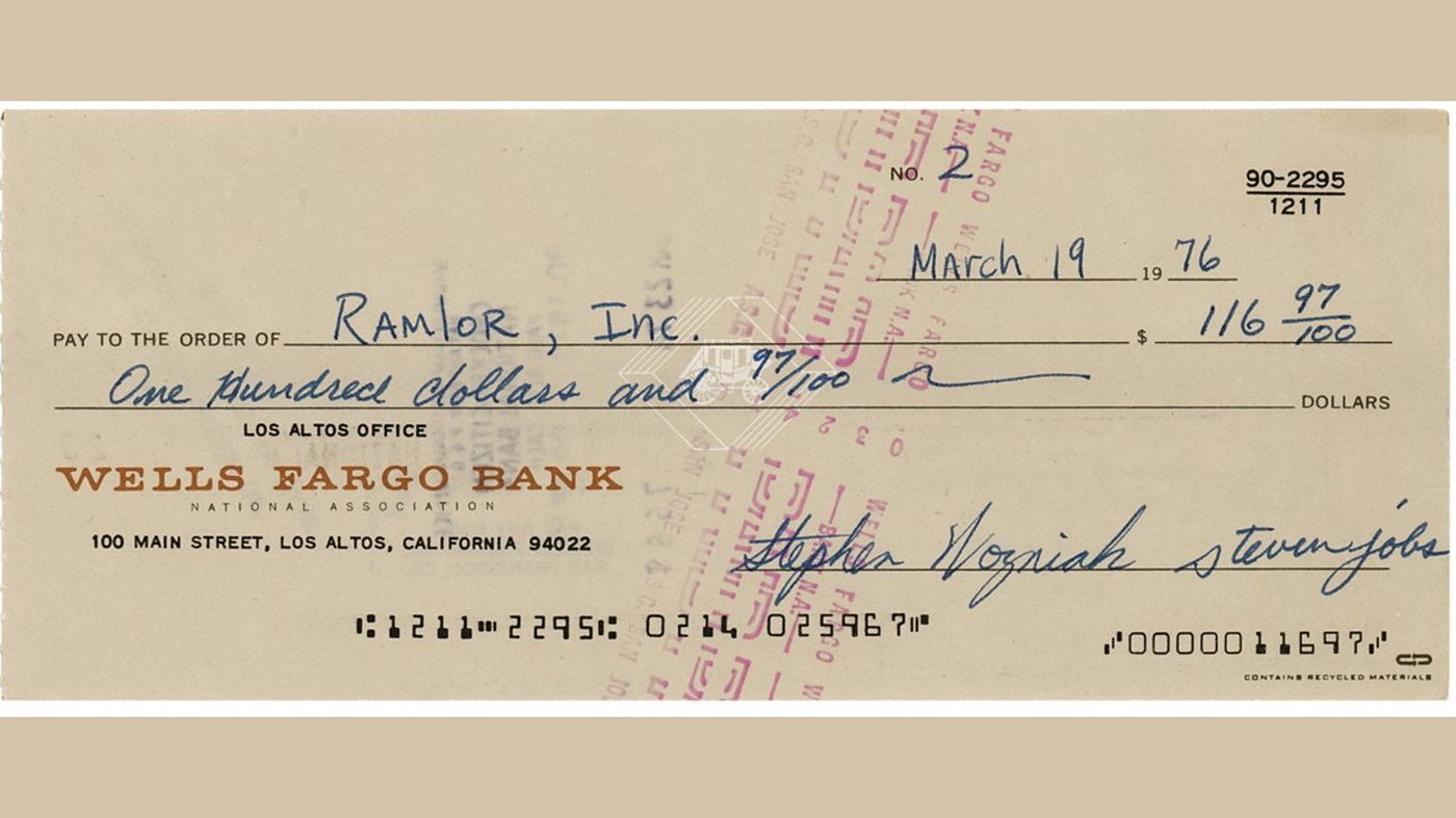 Le chèque signé à la fois par Jobs et Wozniak s’est adjugé aux enchères à 135 000 dollars !
